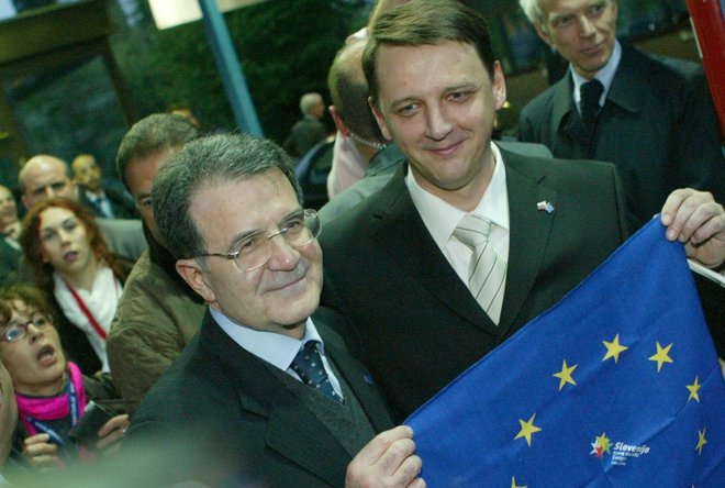 Pisalo se je leto 2004. Takratni predsednik slovenske vlade Anton Rop se je na mejnem prehodu Rožna dolina srečal s predsednikom evropske komisije Romanom Prodijem. FOTO: Jure Eržen/Delo