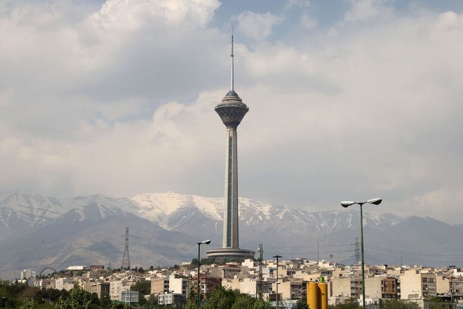 Iranski državni mediji so poročali o več eksplozijah v regiji Isfahan. Na fotografiji telekomunikacijski stolp Milad v Teheranu. FOTO: Atta Kenare/AFP