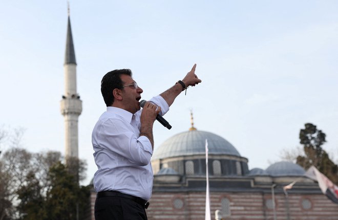 Istanbulski župan Ekrem İmamoğlu si je z obstankom na oblasti tako tekoč zagotovil nominacijo svoje stranke na prihodnjih predsedniških ­volitvah. FOTO: Murad Sezer/Reuters