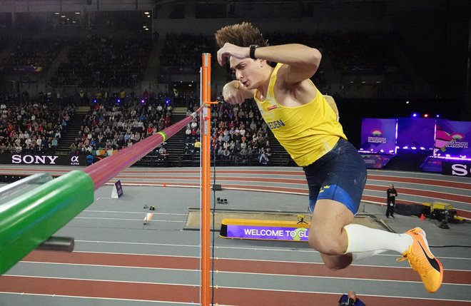 Švedski skakalec s palico Armand Duplantis je tekmecem že dal vedeti, da bo na olimpijskih igrah v Parizu težko premagljiv. FOTO: Fabrizio Bensch/Reuters