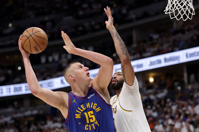 Nikola Jokićje bil v dresu Denverja spet učinkovit. FOTO: Matthew Stockman Getty/AFP