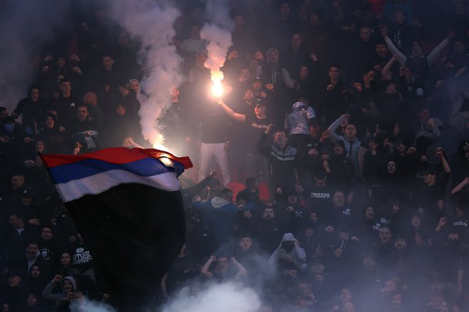 Kot ponavadi tekmo Crvene zvezde in Partizana spremljajo incidenti in vroče ozračje na tribunah. FOTO: Peđa Milosavljević/AFP