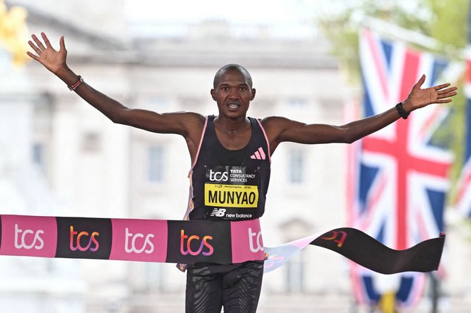 Alexander Mutiso Munyao je poskrbel za dvojno kenijsko zmagoslavje v Londonu. FOTO: Justin Tallis/Afp