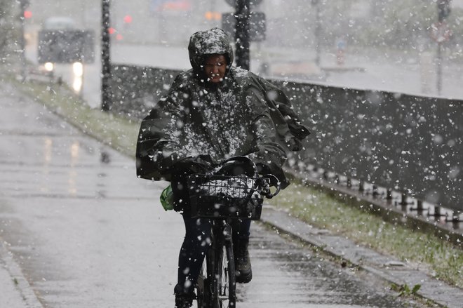 V noči na torek se bodo padavine okrepile in razširile nad vso Slovenijo. Ob močnejših padavinah se lahko v notranjosti meja sneženja spusti vse do nižin, napoveduje Arso. FOTO: Leon Vidic/Delo