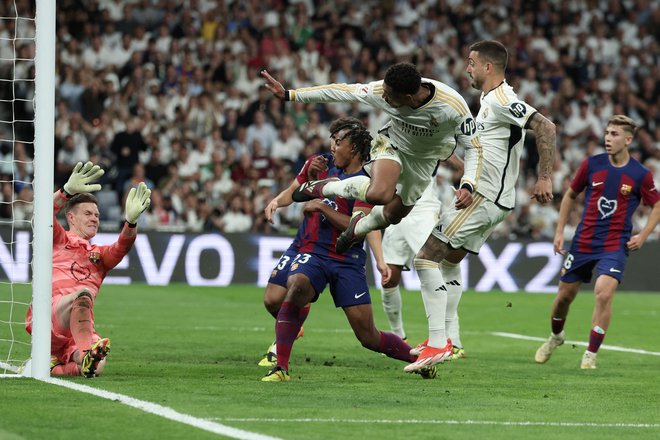Pet golov z Realovimi preobrati in odločitev o zmagovalcu v sodnikovem dodatku, to je ponudil clasico, po katerem je Real ušel Barceloni na praktično neulovljivo prednost. FOTO: Thomas Coex/AFP