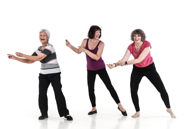 Starejši, ki plešejo, uživajo v glasbi, gibanju in se hkrati sprostijo ob druženju, prav tako pridobivajo kondicijo in si želijo ohraniti zdravje. FOTO: Aljoša Rebolj/arhiv Kazine
