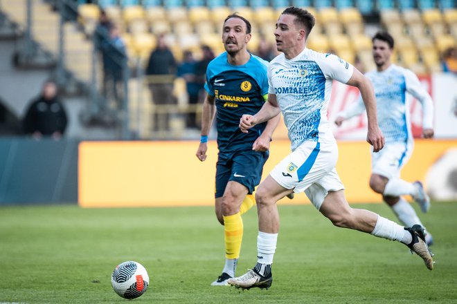 Jošt Pišek in celjski kapetan Denis Popović sta bila velika tekmeca v šprinterskem dvoboju, ki ga je z golom leta začinil mlajši Domžalčan. FOTO: Blaž Weindorfer/Sportida