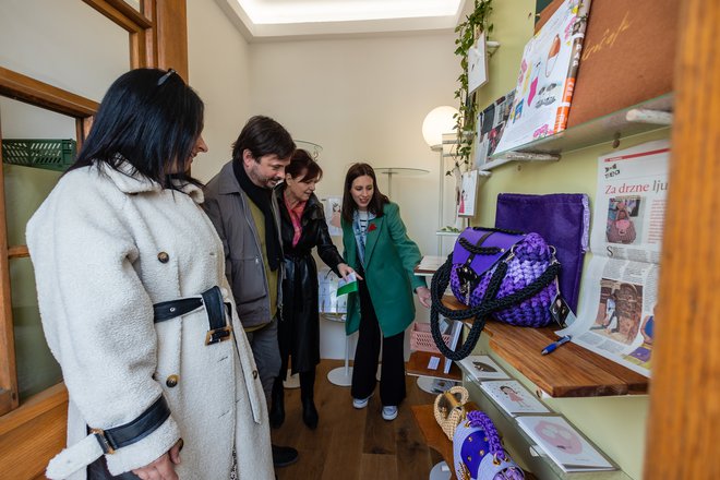 Pri opremi trafike je priložnost dobila arhitektka in ustvarjalka blagovne znamke Jugošik Nina Savič, ki je program PONI LUR končala januarja lani. FOTO: Črt Piksi