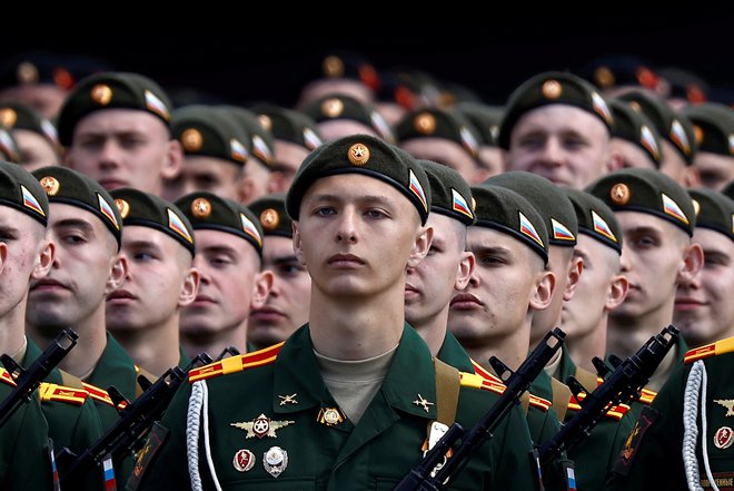 Ruski vojaki med obeleževanjem dneva zmage na Rdečem trgu v Moskvi FOTO: Maxim Shemetov/Reuters