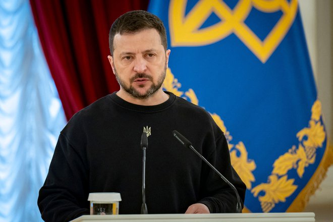 Predsednik Volodimir Zelenski je ­prejšnji teden podpisal ostrejši  zakono mobilizaciji. FOTO: AFP