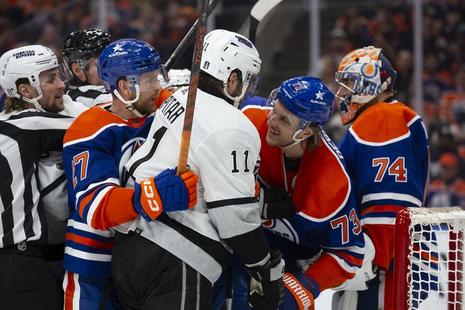 Hokejisti Edmontona so tokrat dobro onemogočali Anžeta Kopitarja. FOTO: Codie Mclachlan/AFP
