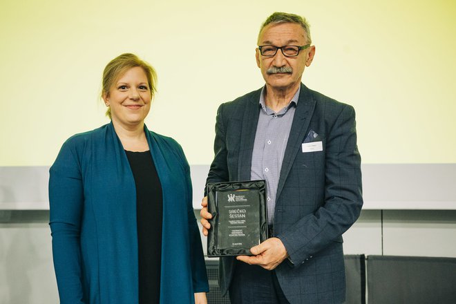 Srečko Šestan, prejemnik častnega priznanja za osebnost internega komuniciranja, in Saša Gnezda, programska vodja konference KIK. FOTO: Siniša Kanižaj