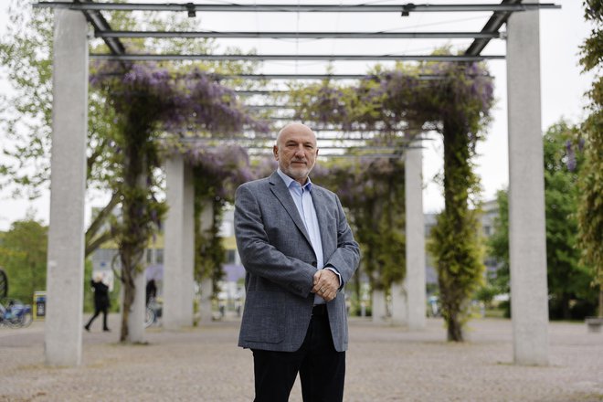 »Ljudje so se navadili, da na hitro pogledajo stvari na spletu, zato nimajo potrpljenja, da bi se vanje poglobili, postajajo siromašnejši in marsičesa tudi ne razumejo,« pravi Zoran Milivojević. FOTO: Leon Vidic