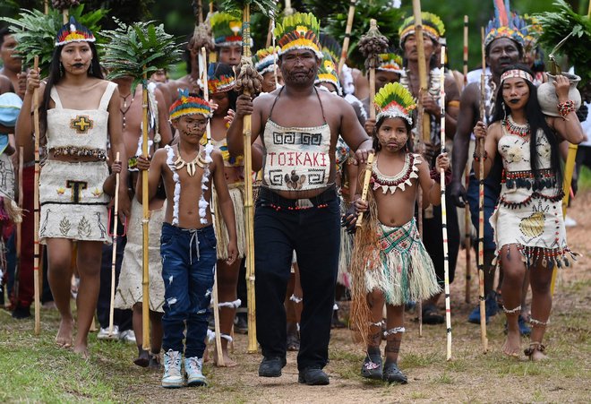 Avtohtoni prebivalci kolumbijske Amazonije na slovesnosti sprave v La Chorrera v Kolumbiji. Kolumbijska vlada se je v torek uradno opravičila za umor okoli 60.000 avtohtonih Amazonskih prebivalcev, ki jih je gumarska industrija zasužnjila v 19. 20. stoletju. Foto: Daniel Munoz/Afp