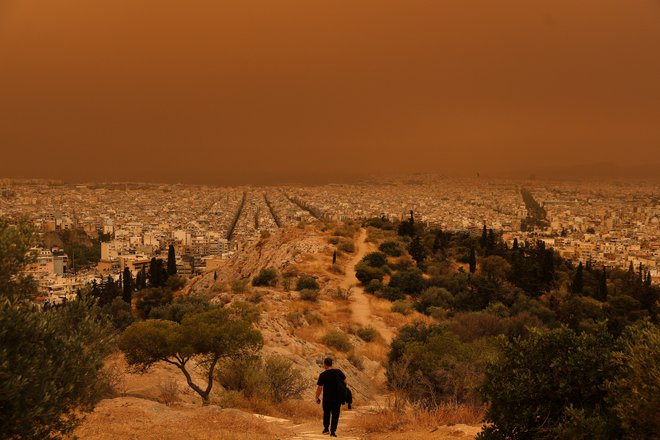Ob prisotnosti puščavskega prahu v ozračju so koncentracije prašnih delcev v zraku precej povišane, še posebej delcev PM10. FOTO: Louisa Gouliamaki/Reuters