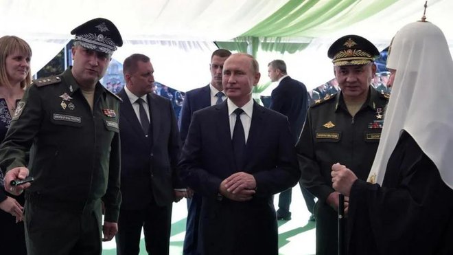 Timur Ivanov (levo) v družbi Vladimirja Putina in Sergeja Šojguja FOTO: Reuters