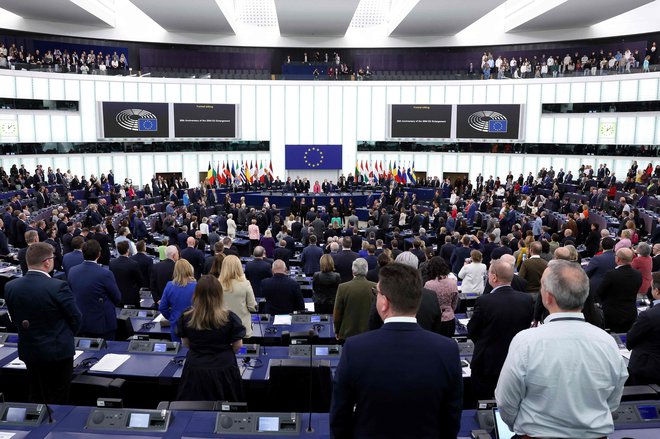 Polne poslanske klopi evropskega parlamenta med poslušanjem Ode radosti na slovesnosti ob 20. obletnici velike širitve EU. FOTO: Frederick Florin/AFP