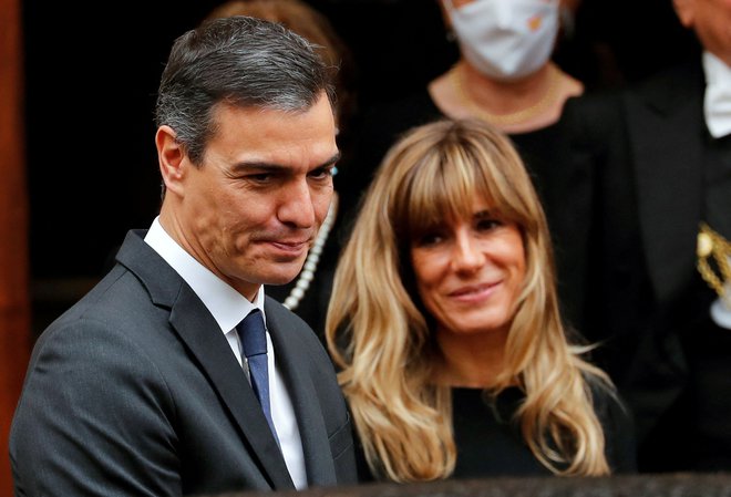 Španski premier Pedro Sánchez je sporočil, da si bo vzel čas za razmislek o prihodnosti zaradi napadov na njegovo ženo Begoño Gómez. FOTO: Remo Casilli/Reuters