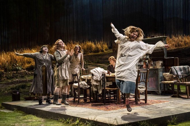 Smernicam zelene knjige gledališča je sledila tudi produkcija Dancing at Lughnasa Briana Friela v režiji Josie Rourke, ki je lani igrala v Kraljevem narodnem gledališču. FOTO: Johan Persson