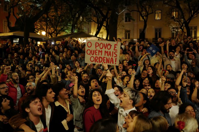 Portugalci so na predvečer obletnice nageljnove revolucije prepevali pesem Grândola, Vila Morena. FOTO: Pedro Nunes/Reuters