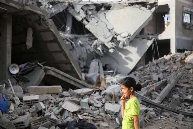 Človeški napaki, ki se že desetletja dogaja ob izraelski okupaciji Gaze, se je z vojno proti Hamasu pridružila še tehnična napaka. Večina ubijanja je vodenega s pomočjo umetne inteligence.

FOTO: Hatem Khaled/Reuters