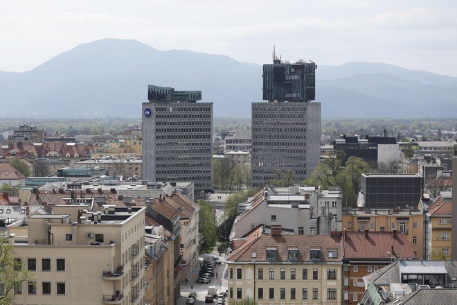 Po pojasnilih ministrstva za javno upravo nakup stolpnice NLB »trenutno ni realna možnost glede na proračunsko stanje ministrstva za javno upravo, zato v zvezi s tem ne pripravljajo nobenih aktivnosti«.  FOTO: Leon Vidic/Delo