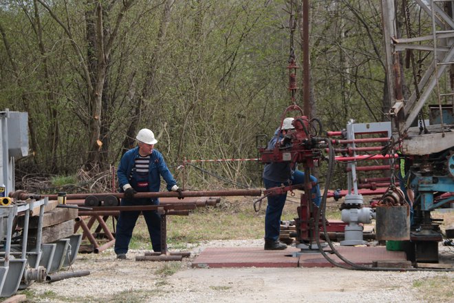 V severovzhodni Sloveniji je več kot 250 vrtin, pretežno so služile iskanju in črpanju nafte in plina, zdaj pa tudi topli vodi. FOTO: Jože Pojbič/Delo
