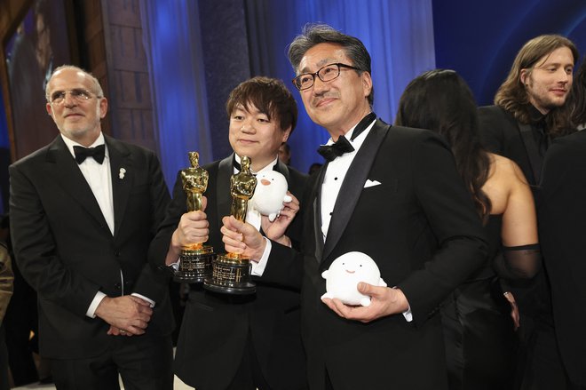 Fant in čaplja je letos prejel oskarja za najboljši celovečerni animirani film. V imenu režiserja Hajaa Mijazakija in producenta Tošia Suzukija sta ga prevzela kolega. FOTO: Mario Anzuoni/Reuters