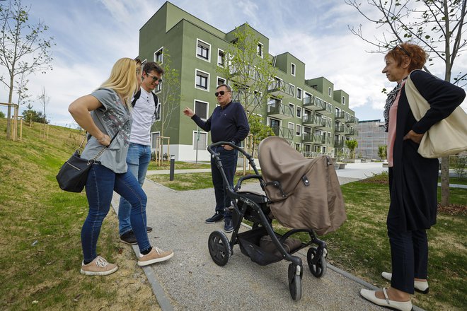 Občinski sklad je zadnjo večjo stanovanjsko sosesko zgradil na Novem Brdu, kjer je 174 neprofitnih stanovanj. FOTO: Jože Suhadolnik/Delo