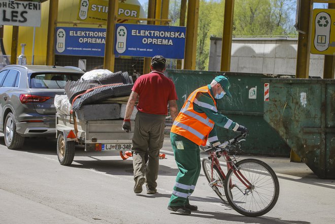 EU določa, da morajo države do leta 2035 zmanjšati delež odloženih komunalnih odpadkov na odlagališča na deset odstotkov. FOTO: Jože Suhadolnik/Delo