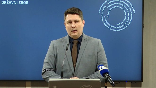 Aleš Rezar (Svoboda) je izpostavil, da obstaja utemeljen sum, da so tajni podatki z zaprtega dela seje preiskovalne komisije, ko sta pred njo pričala nekdanja notranja ministrica Tatjana Bobnar in nekdanji v. d. generalnega direktorja policije Boštjan Lindav, nepooblaščeno prešli v roke predsednika Komisije za nadzor obveščevalnih in varnostnih služb (Knovs) Janeza Žaklja (NSi). FOTO: Foto STA/zajem slike