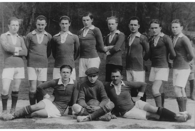 Sportklub Troja leta 1922; stojijo z leve Hans Gorjup, Karl Gradt, Viktor Bauernheim, Robert Jüngling, Adolf de Costa, Eduard Paidasch, Gusta Paidasch in August Klabus; sedijo z leve: Gottfired Pinteritsch, Hans Bros in Franz Suša. Vir Posavski muzej Brežice