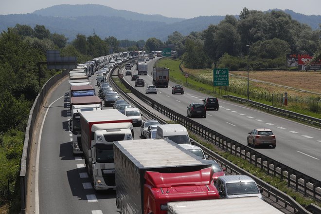 Ob koncu praznikov je gnečo pričakovati v nasprotno smer. FOTO: Leon Vidic