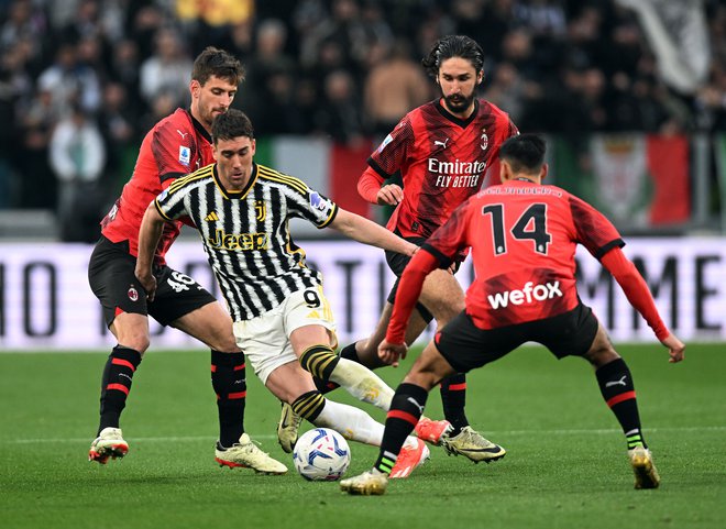 V Torinu ni bilo golov, zadel ni niti Juventusov Dušan Vlahović (z žogo) FOTO: Daniele Mascolo/Reuters