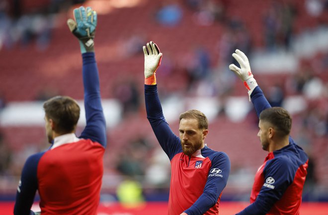 Jan Oblak in soigralci so visoko na mestu, ki vodi v ligo prvakov v prihodnji sezoni. FOTO: Juan Medina/Reuters