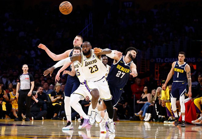 Los Angeles Lakers sodosegli prvo zmago v seriji proti Denverju. FOTO: Ronald Martinez/AFP