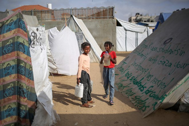 V šestih mesecih in treh tednih izraelskih napadov je bilo v Gazi ubitih že 34.600 ljudi, med njimi okoli 40 odstotkov otrok. FOTO: AFP