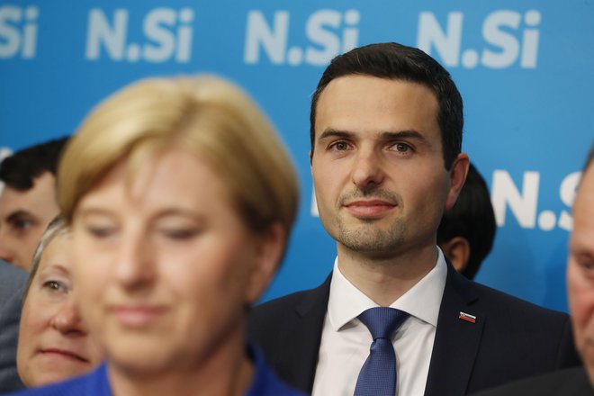 Predsednik stranke Matej Tonin samega sebe ni postavil na zadnje mesto, kakor je pred dvema desetletjema storil Pahor, pač pa na prvo. Veteranko evropskega parlamenta Ljudmilo Novak pa so postavili na zadnje mesto. FOTO: Leon Vidic/Delo