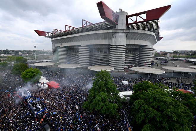 Interjeva šampionska povorka izpred štadiona San Siro se je začela takoj po tekmi proti Torinu. FOTO: Alberto Lingria Reuters