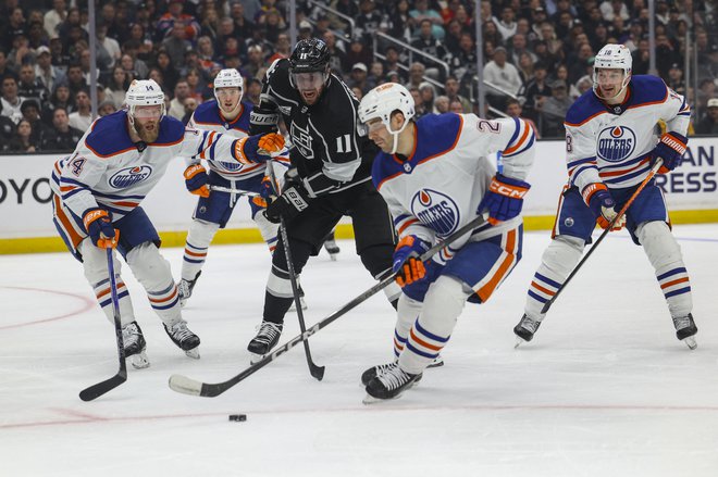 Hokejisti Edmontona kapetanu Los Angeles Kings Anžetu Kopitarju niso dopustili »dihati«. FOTO: Yannick Peterhans/Usa Today Sports Via Reuters Con