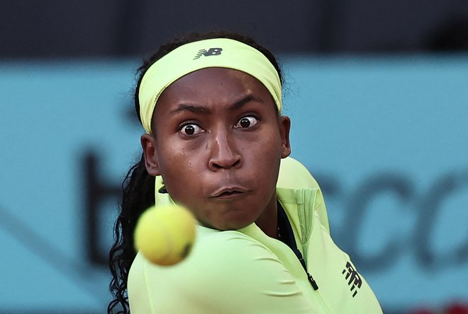 Tretja igralka sveta Coco Gauff se je na turnirju Mutua Madrid Open uvrstila v 16. krog, potem ko je v soboto s 6:4, 6:1 premagala polfinalistko odprtega prvenstva Avstralije Dayano Yastremsko. To je 29. zmaga Gauffove na turnirjih WTA 1000 od začetka sezone 2023. Le dve igralki sta na turnirjih WTA 1000 dosegli več zmag: Svetovna številka 1 Iga Swiatek in številka 4 Elena Rybakina. Foto: Thomas Coex/Afp