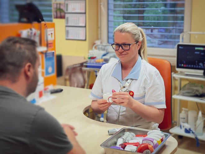 Maja Zrnić, dipl. medicinska sestra, med poučevanjem pacienta o pravilni tehniki uporabe vdihovalnikov. FOTO: Klinika Golnik