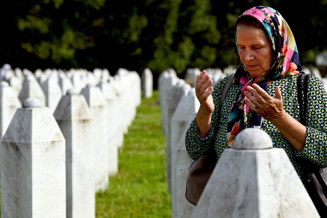 Enote bosanskih Srbov so leta 1995 v Srebrenici, ki je bila takrat pod zaščito ZN, pobile najmanj 8000 Bošnjakov. FOTO: Elvis Barukcic/AFP