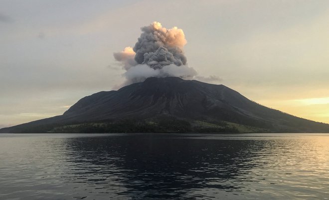 Ognjenik je ta mesec izbruhnil najmanj šestkrat, domove je moralo zapustiti več kot 6000 ljudi. FOTO: Chermanto Tjaombah/Reuters