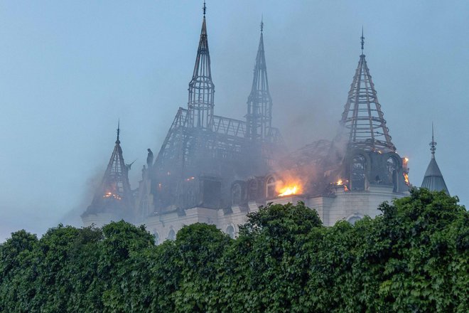 Ruske rakete so v ponedeljkovem napadu na Odeso zadele in poškodovale tudi stavbo, ki je med domačini znana kot »grad Harryja Potterja«. FOTO: Oleksandr Gimanov/AFP