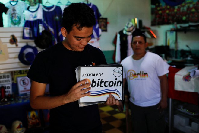 V Salvadorju so bitcoin sprejeli tudi kot zakonito plačilno sredstvo.

FOTO: Jose Cabezas/Reuters