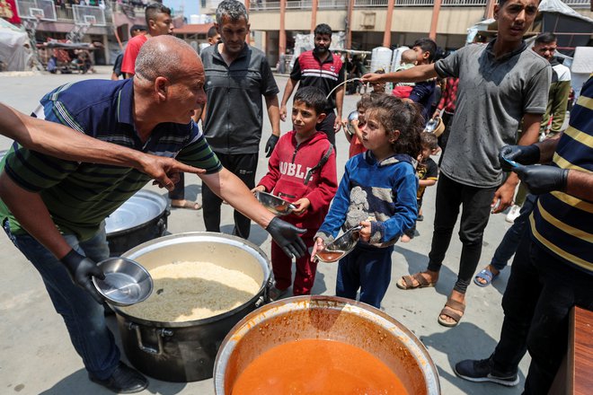 Organizacija World Central Kitchen je na Zahodni breg dostavila hrano. FOTO: Ramadan Abed/Reuters