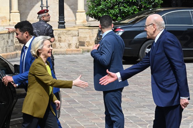 Libanonski premier sprejema Ursulo vod der Leyen. FOTO: Joseph Eid/AFP

 