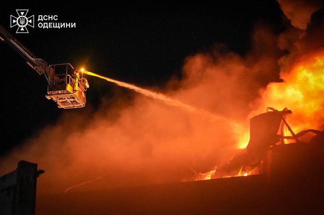 V novem ruskem raketnem napadu na Odeso, ki je bil že tretji v tem tednu, je bilo ranjenih najmanj 13 ljudi. FOTO: Handout/AFP