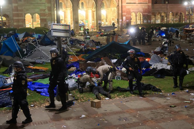 Policija nad demonstrante kalifornijske univerze UCLA v Los Angelesu.  Foto David Swanson/Reuters